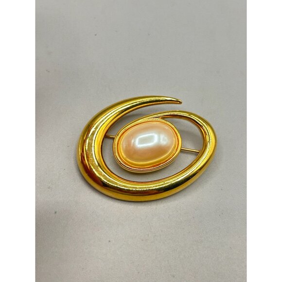 Vintage Monet Gold Tone Faux Pearl Swirl Brooch Pin Oval Shaped Spiral - Picture 2 of 6
